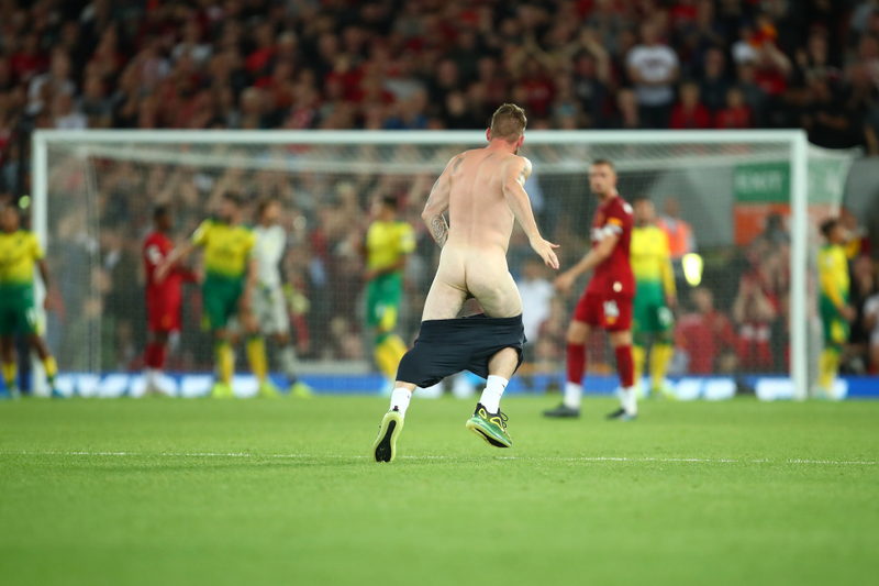 Illustration for article titled Naked Idiot On The Field Rings In The New Premier League Season With A Dong